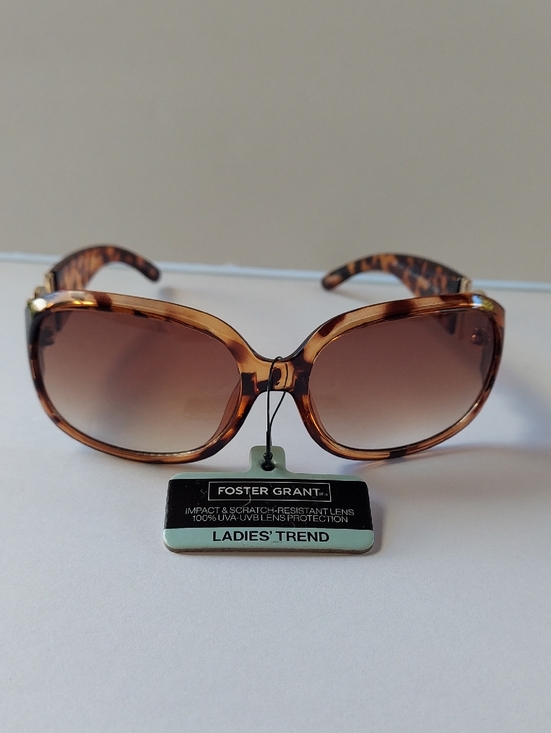 Foster Grant Accessories - NWT Foster Grant Tortoiseshell Frame Sunglasses with Brown Gradient Lenses